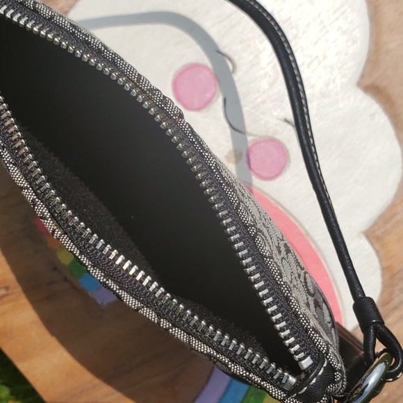 ♻️DONATED ♻️ Coach Wristlet - Picture 6 of 9